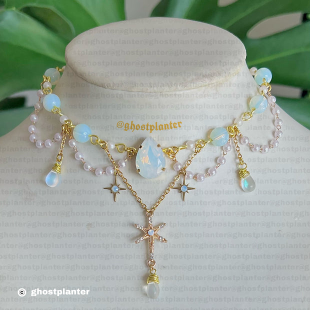 Golden Alloy Opalit Star Necklace